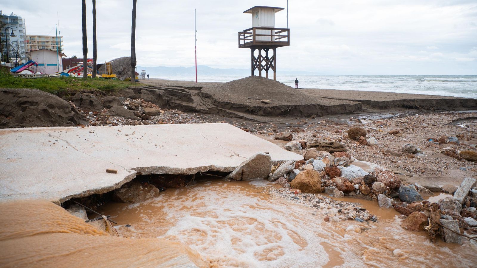 Pavimento del paseo marítimo de Torremolinos roto por las fuertes lluvias Pavimento del paseo marítimo de Torremolinos roto por las fuertes lluvias