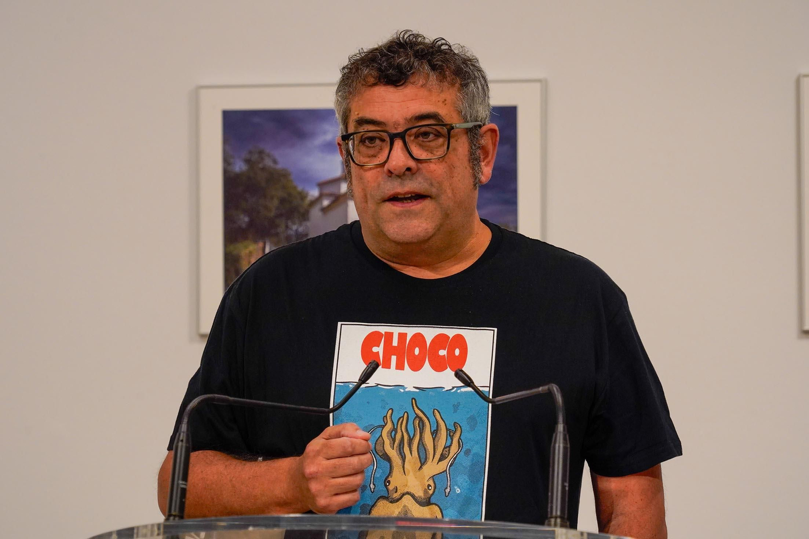Imágenes de la inauguración de la exposición 'Ermitas de repoblación en la Sierra de Huelva' por La diputada de Cultura, Gracia Baquero, y el autor de la exposición, Jorge Garrido.