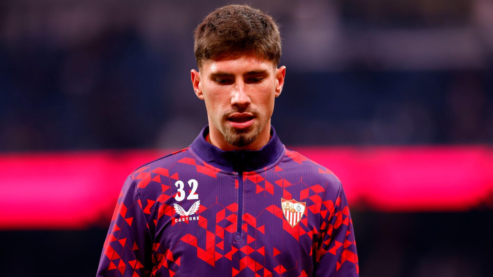 José Ángel Carmona calienta en el Santiago Bernabéu antes del Sevilla - Real Madrid.