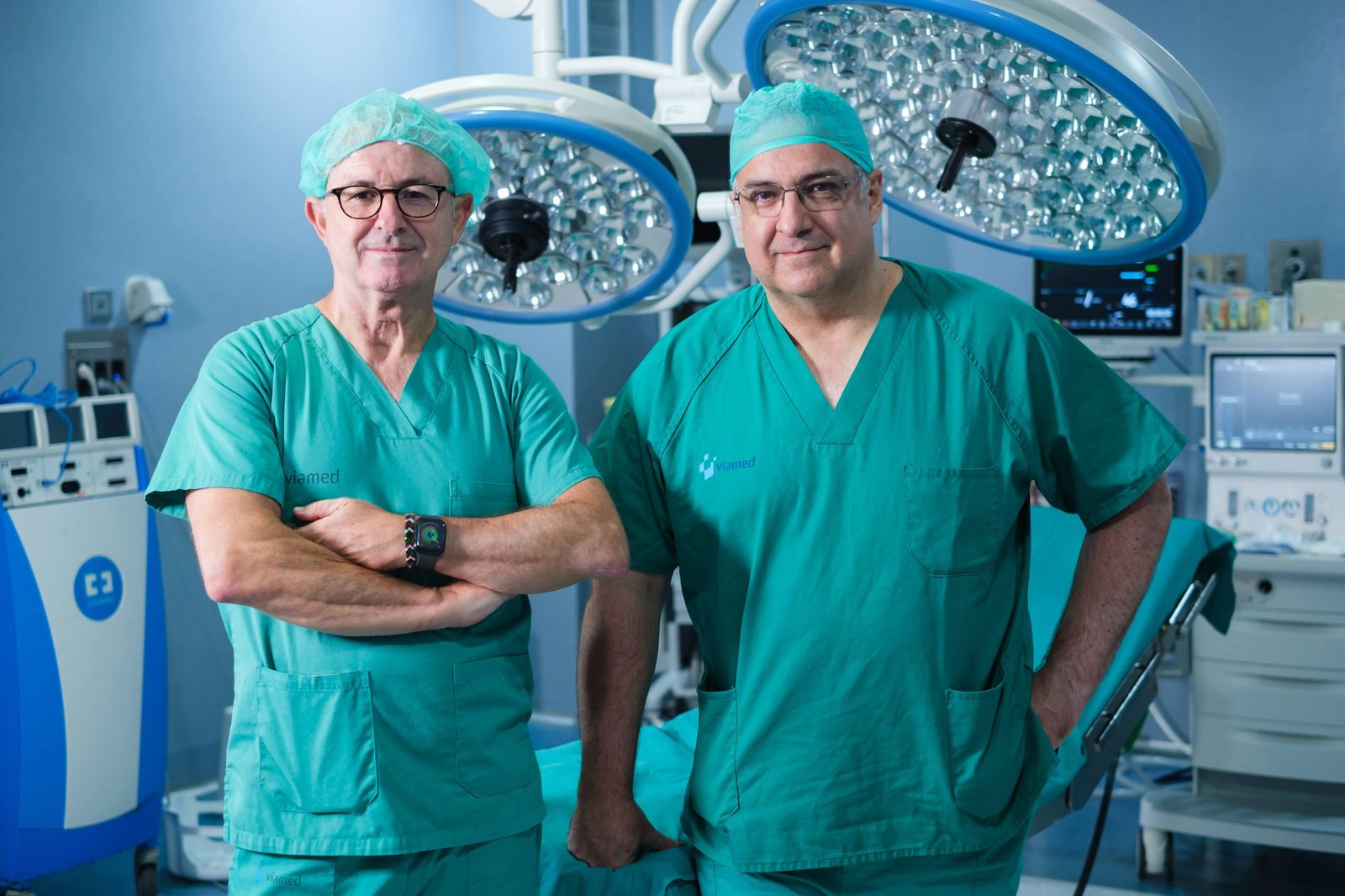 Dos profesionales de la Unidad de Urología Avanzada de Viamed.