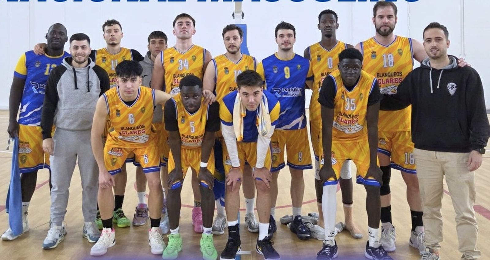 Los jugadores del conjunto mojonero posan después de su encuentro frente a los malagueños.