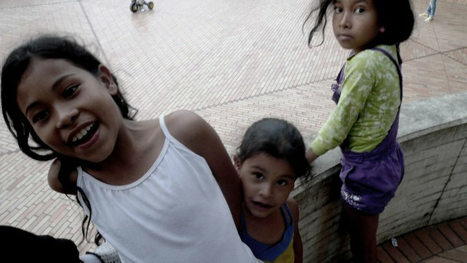 Niñas en el Centro Cultural Moravia, Medellín. Colombia.