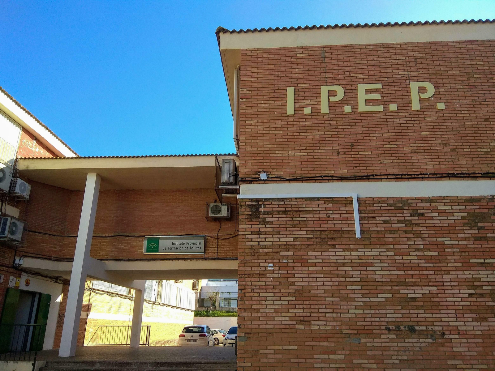 Fachada del Instituto de de Educación Permanente de Huelva.