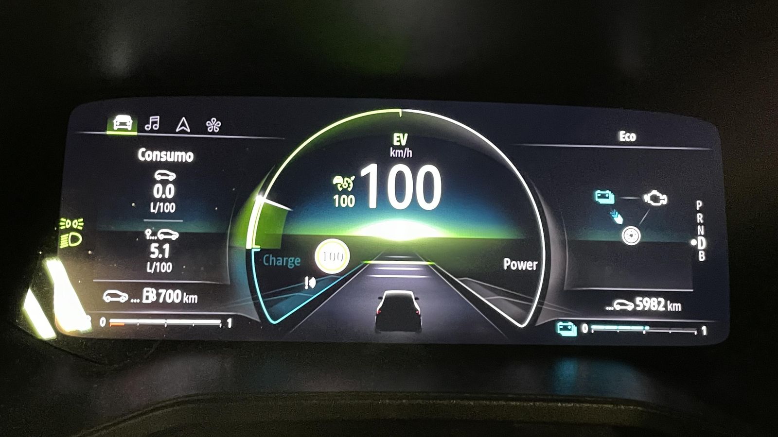 Incluso en carretera, con velocidades sostenidas, podemos ver como la indicación del funcionamiento exclusivamente eléctrico aparece en la instrumentación. Incluso en carretera, con velocidades sostenidas, podemos ver como la indicación del funcionamiento exclusivamente eléctrico aparece en la instrumentación.