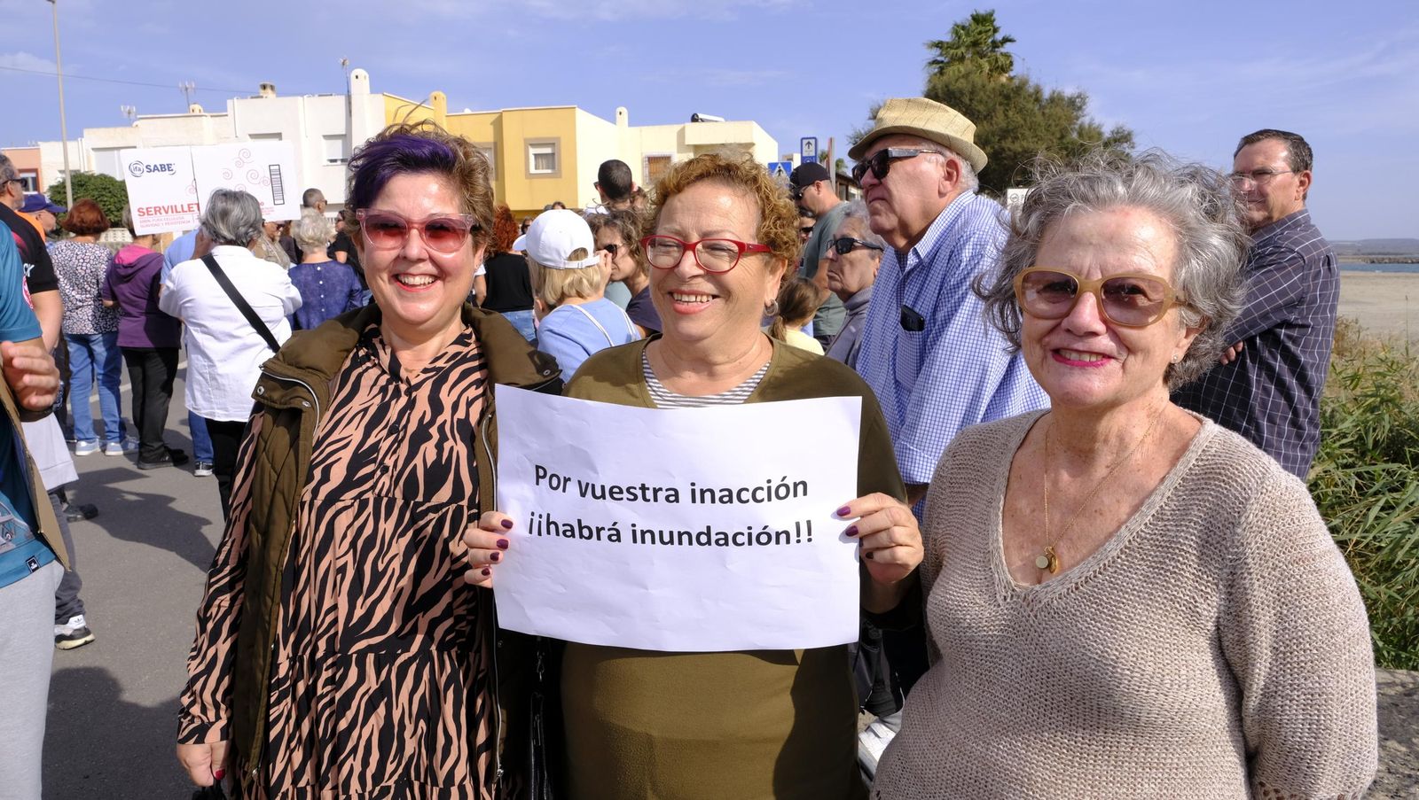 Los vecinos de Costacabana se manifiestan por el arreglo de su rambla, en imágenes