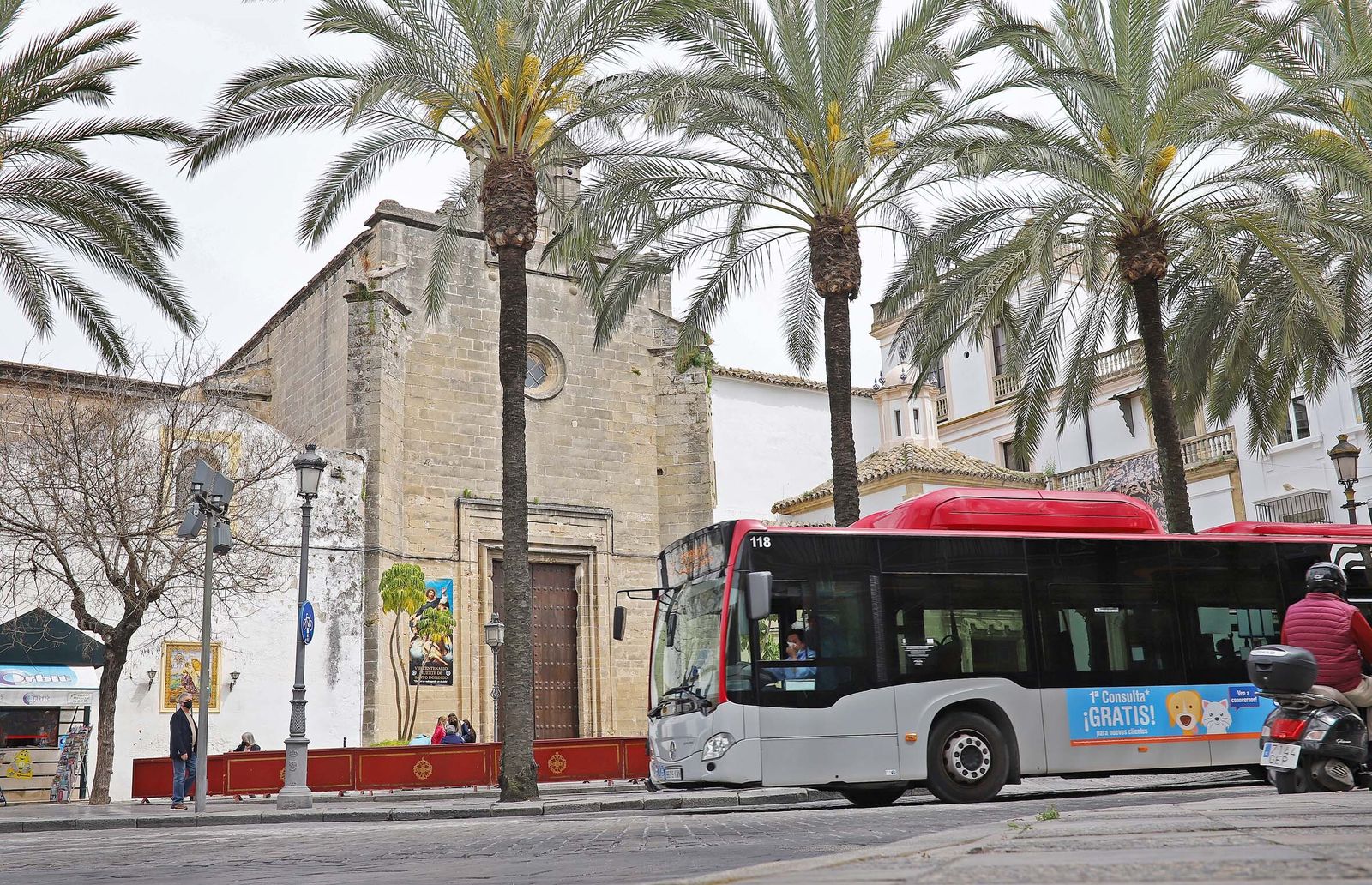 Un autobús  urbano aproximándose a la Alameda Cristina desde la calle Larga el pasado mes de junio.