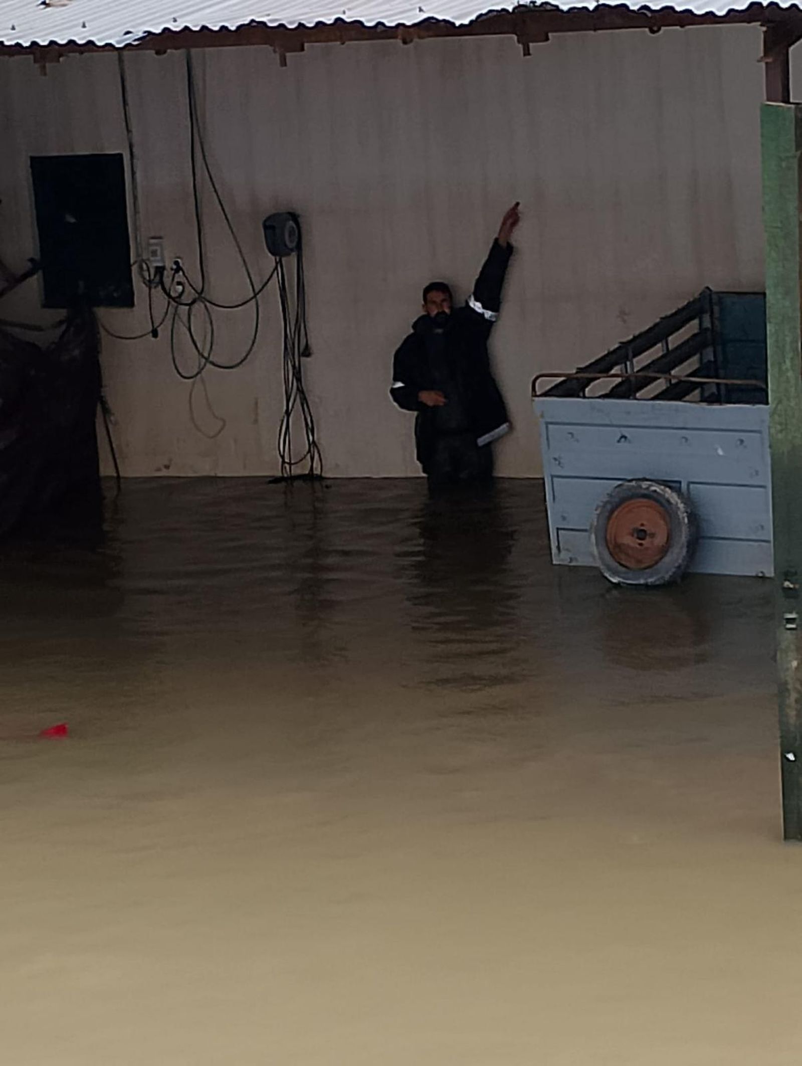 Un vecino de Los Cejos del Inglés muestra el nivel del agua ayer jueves y hasta qué altura llegó la riada.