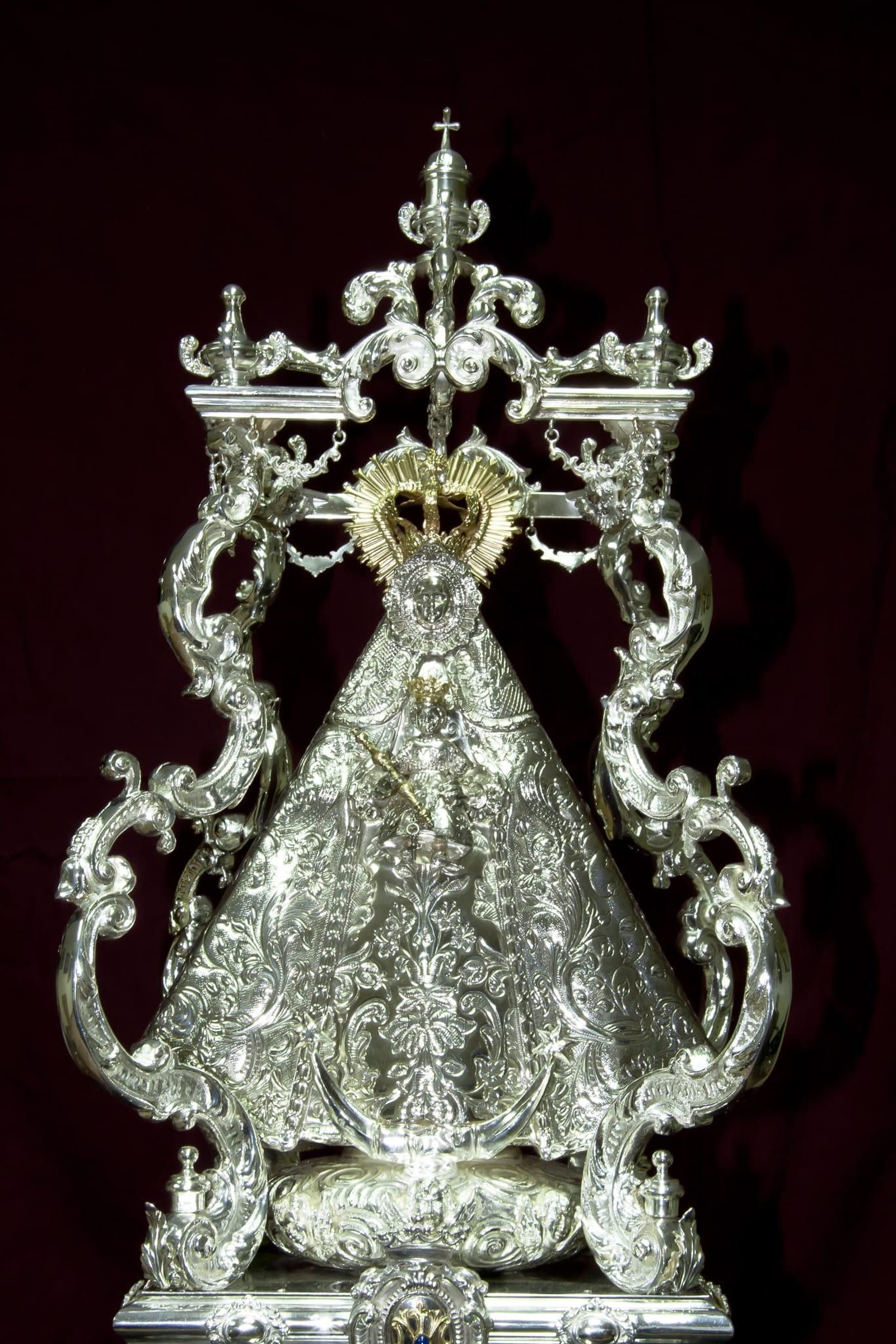 El templete para la imagen de la Patrona de Cádiz que preside el frontal de la carreta del Rocío.