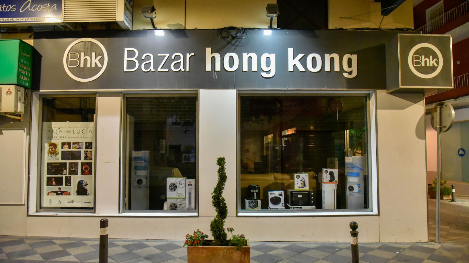 Fotos de edificios públicos y escaparates apagados en Algeciras por el plan de ahorro energético