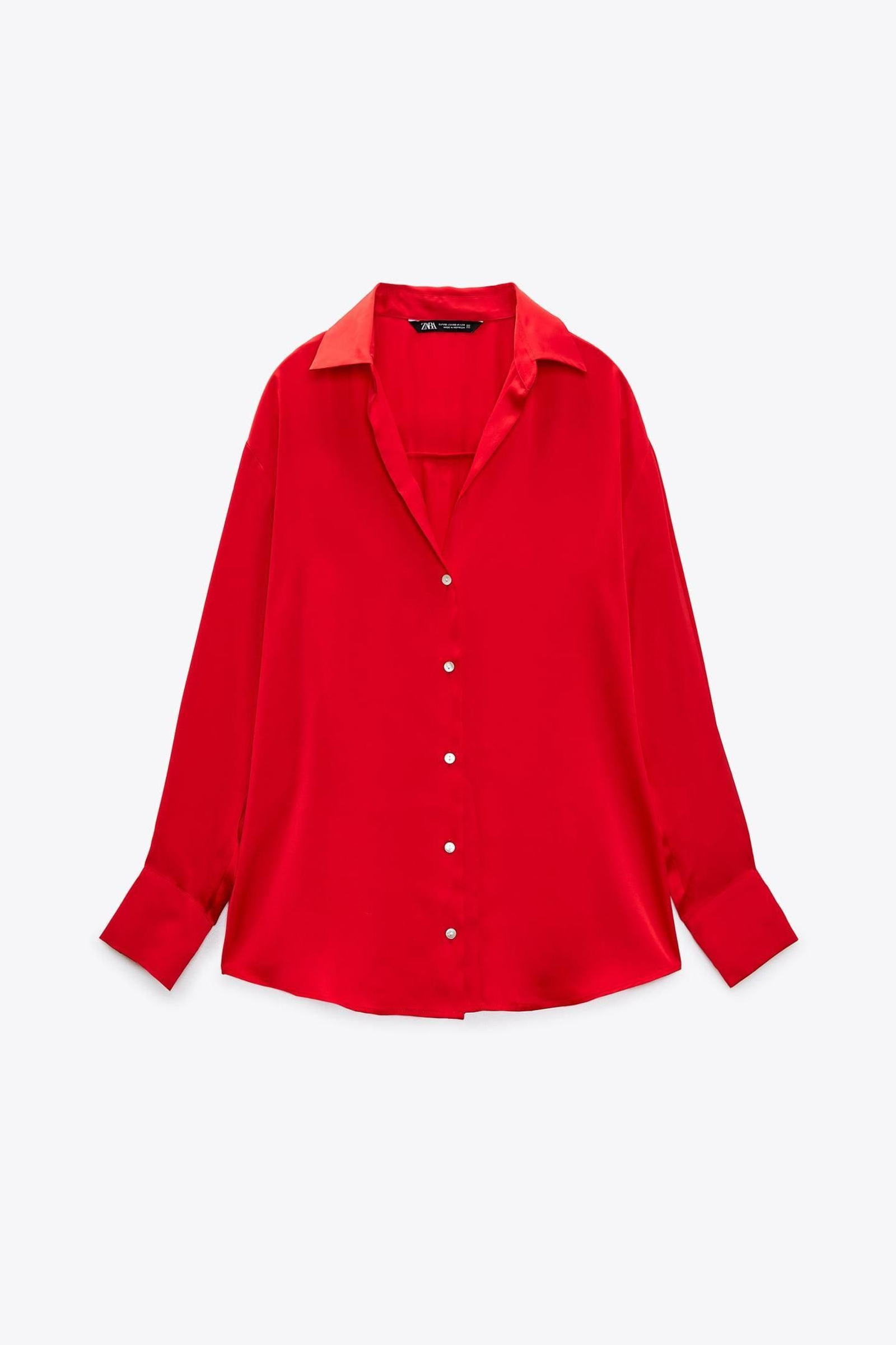 Camisa satinada de color rojo de Zara.