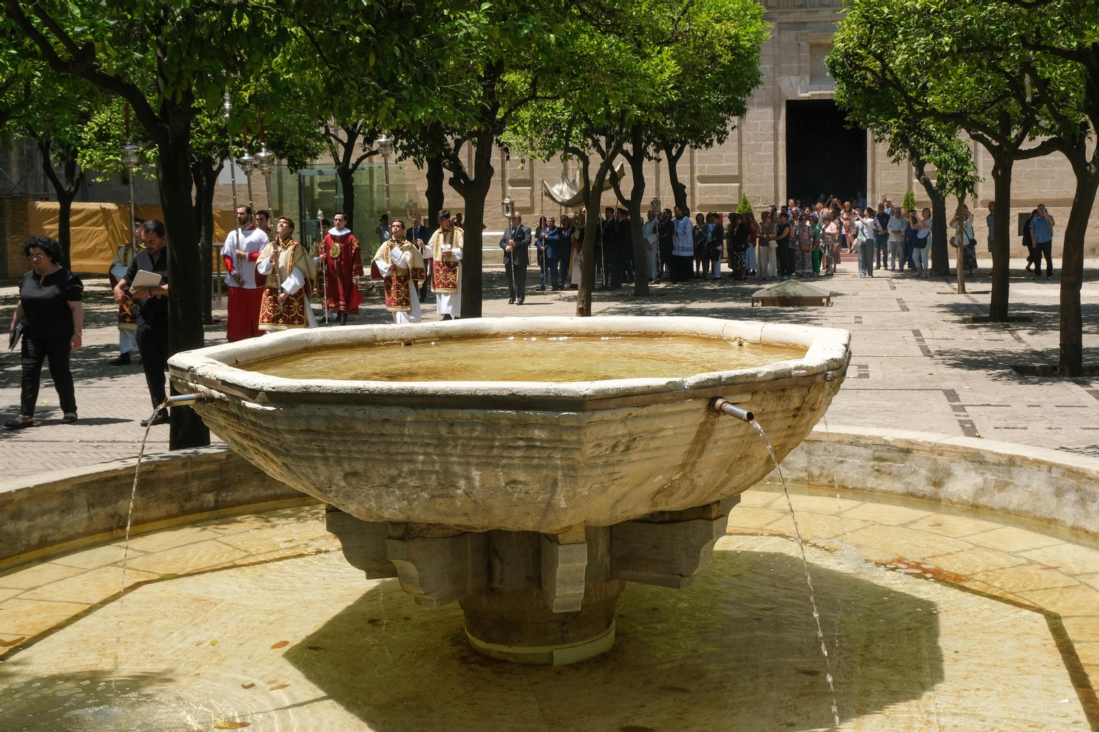 Sacramental del Sagrario. Procesión claustral de su Divina Majestad por el patio de los naranjos