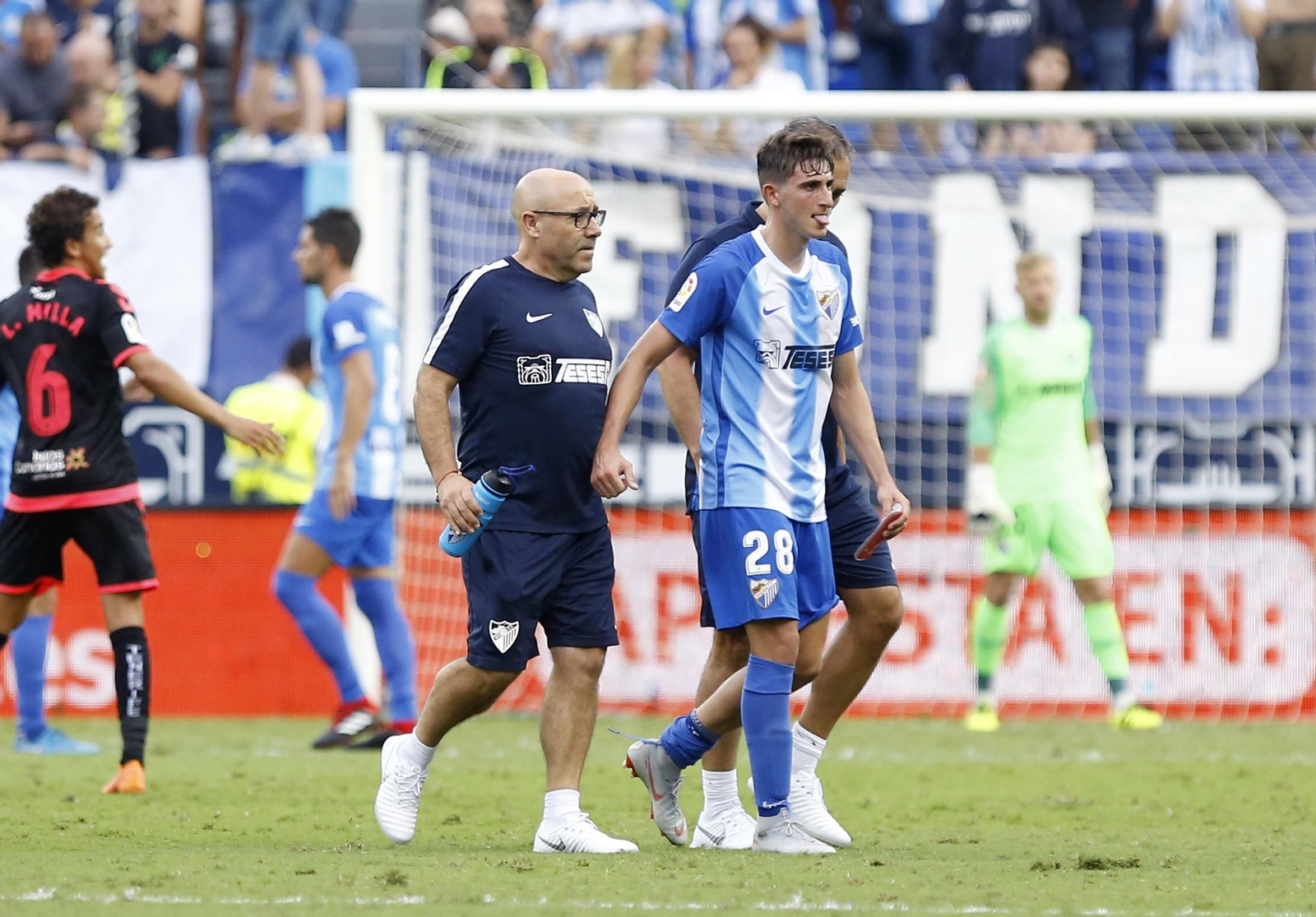 Álex Mula se retira lesionado del césped en el choque ante el Tenerife.
