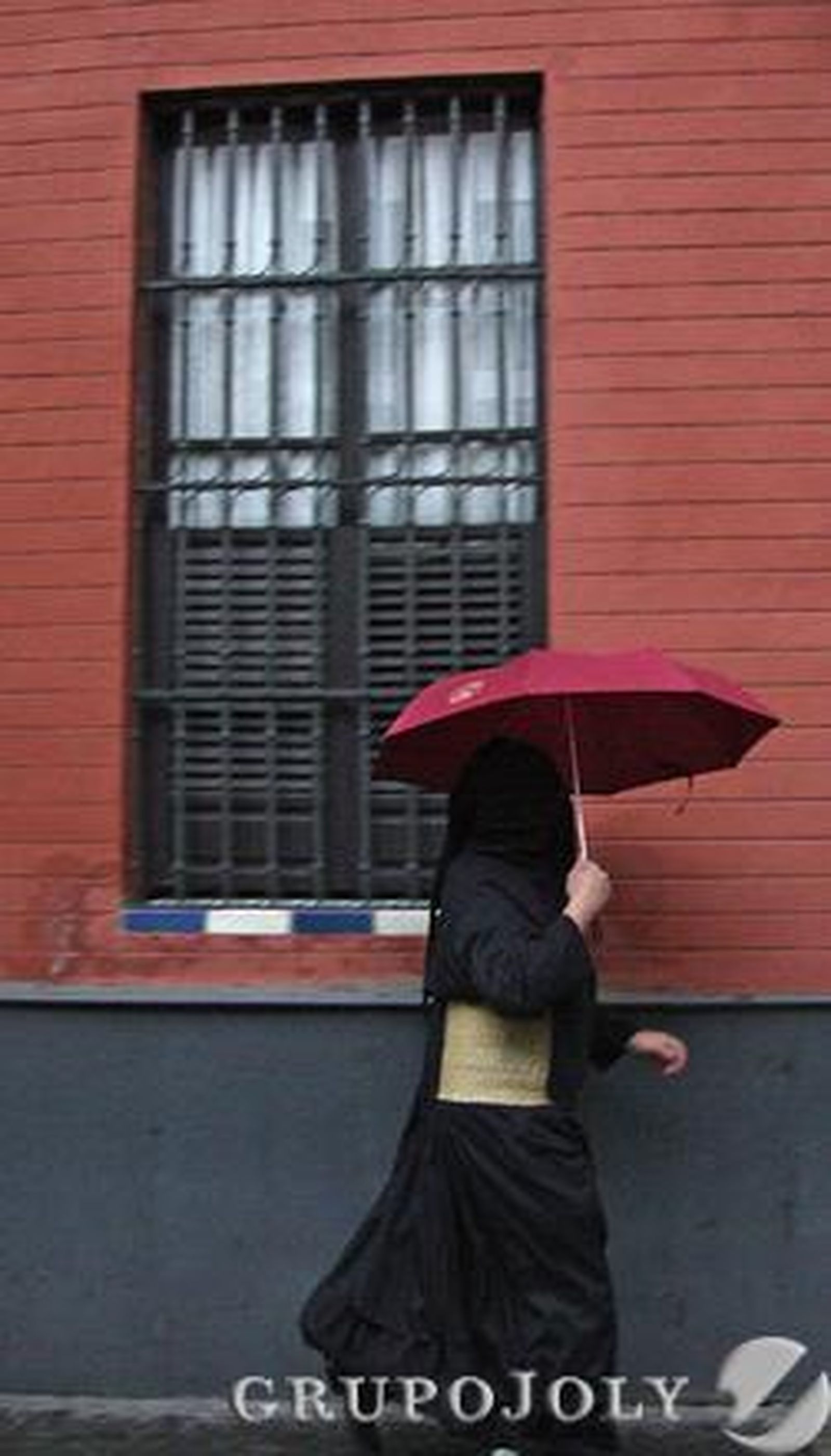 La lluvia cayó con fuerza a la hora de salida de la Hermandad de Santa Cruz que obligó a los hermanos a llegar a la Parroquia con paraguas.

Foto: B.Vargas