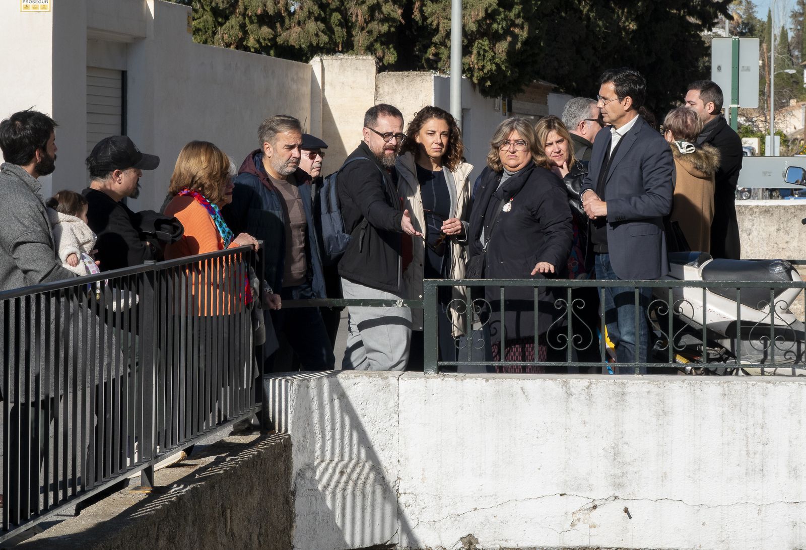 Concejales del PSOE han visitado la zona con vecinos para que el proyecto no se olvide.