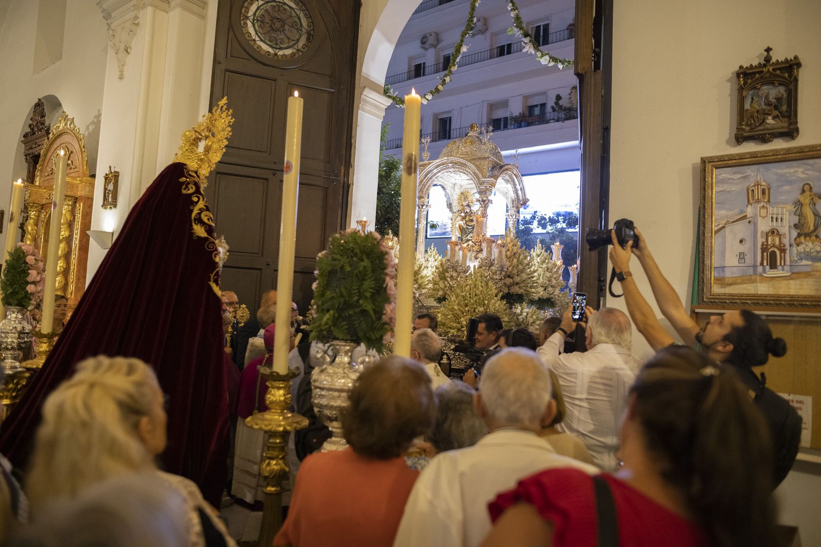 Imágenes de la procesión de la Virgen de la Cinta por el centro de la ciudad