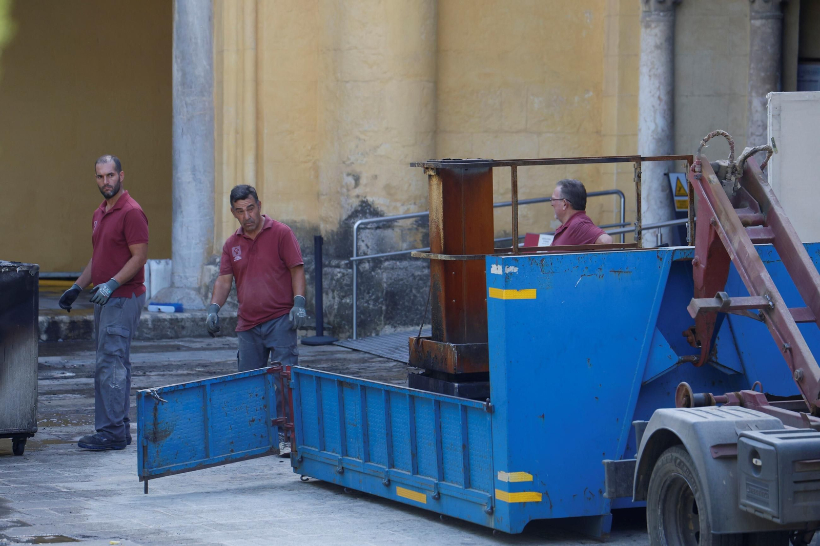 El día después del incendio en la Mezquita-Catedral de Córdoba, en imágenes