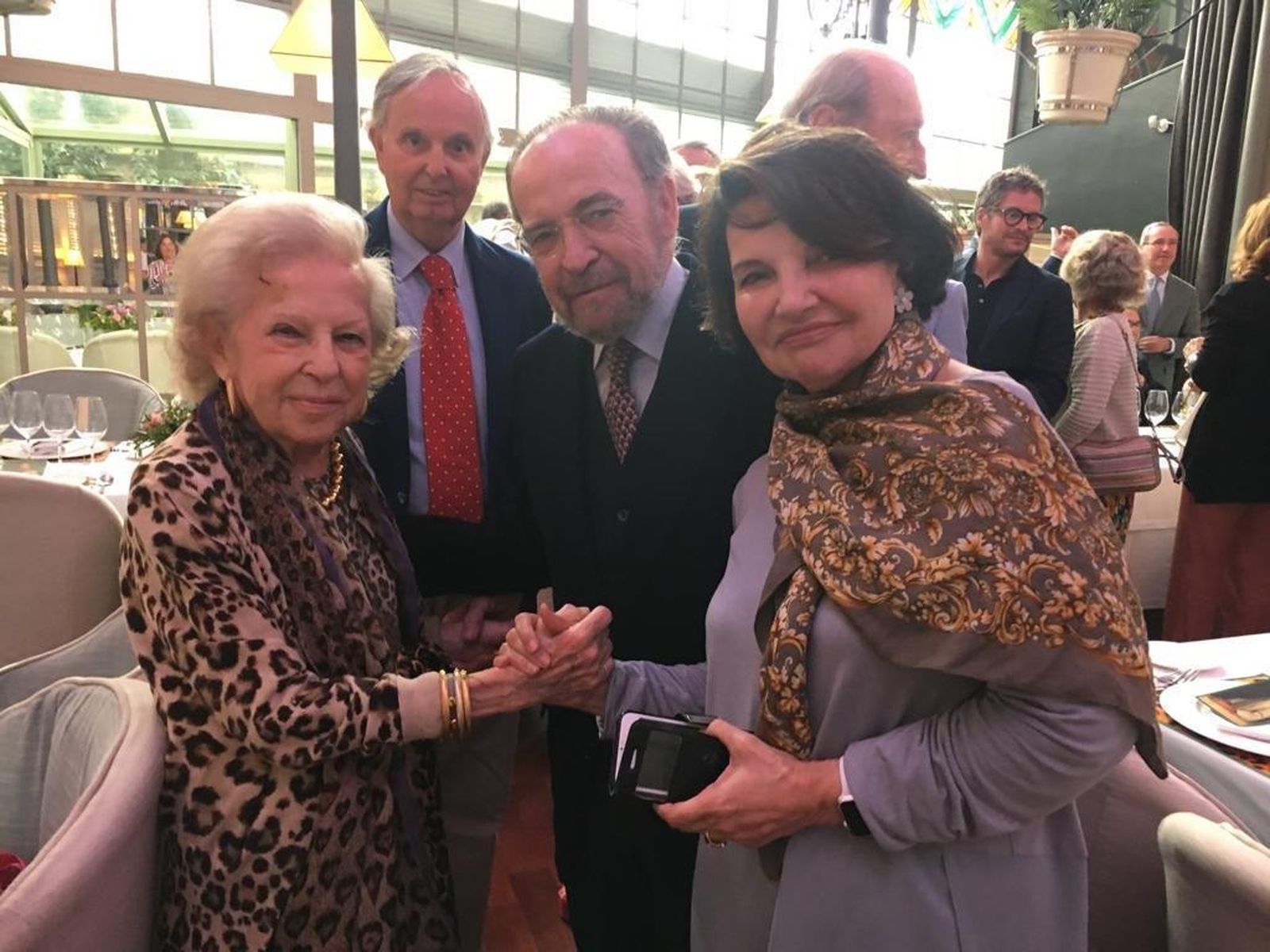 La marquesa de Saltillo con el escritor Antonio Burgos e Isabel Herce