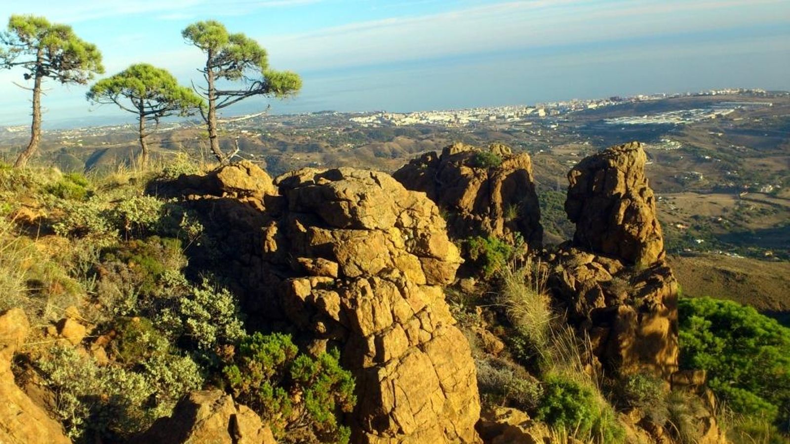 Desde los roquedos nos asomamos a la bahía de Estepona.