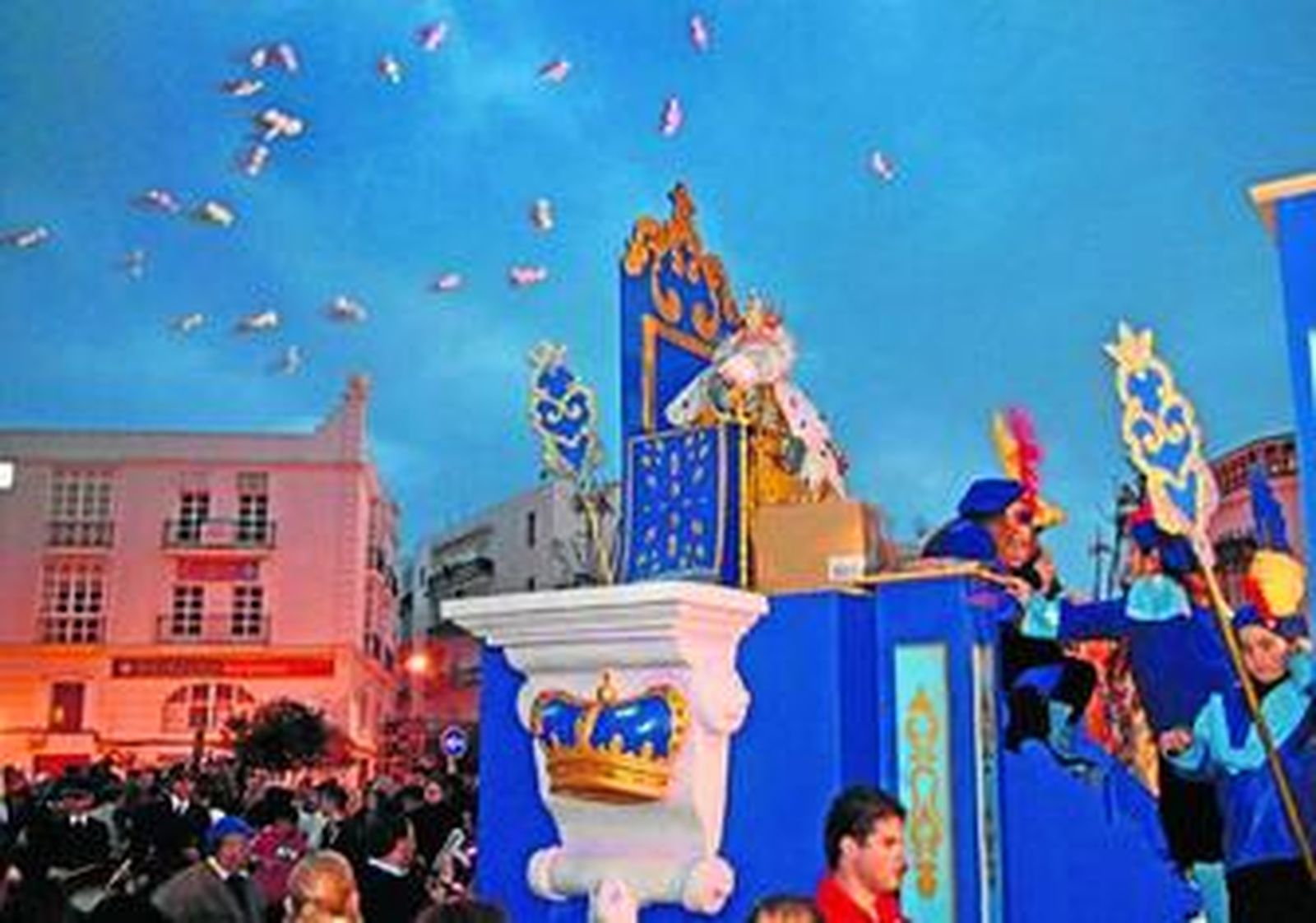 Imagen de una de las carrozas de la Cabalgata del pasado año lanzando caramelos a los niños.