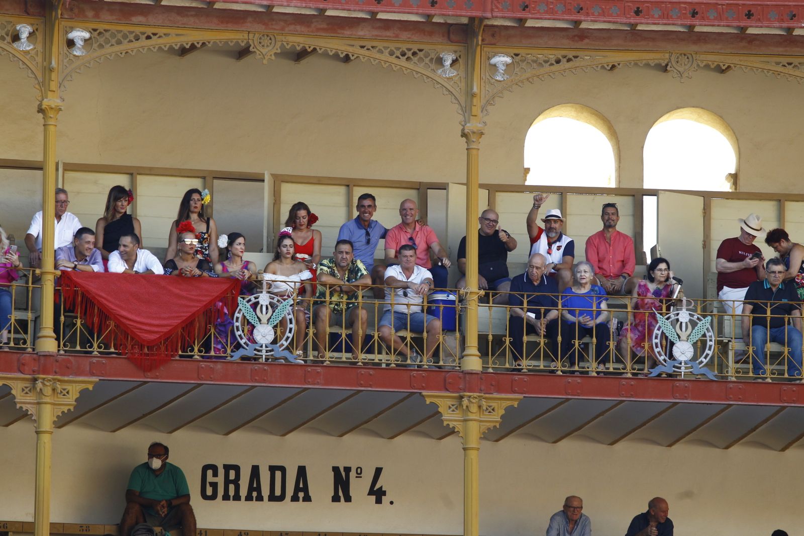 Imágenes del 'ambiente' en la corrida de toros de la Feria de Almería, con los diestros Morante de la Puebla, El Juli y Tomás Rufo