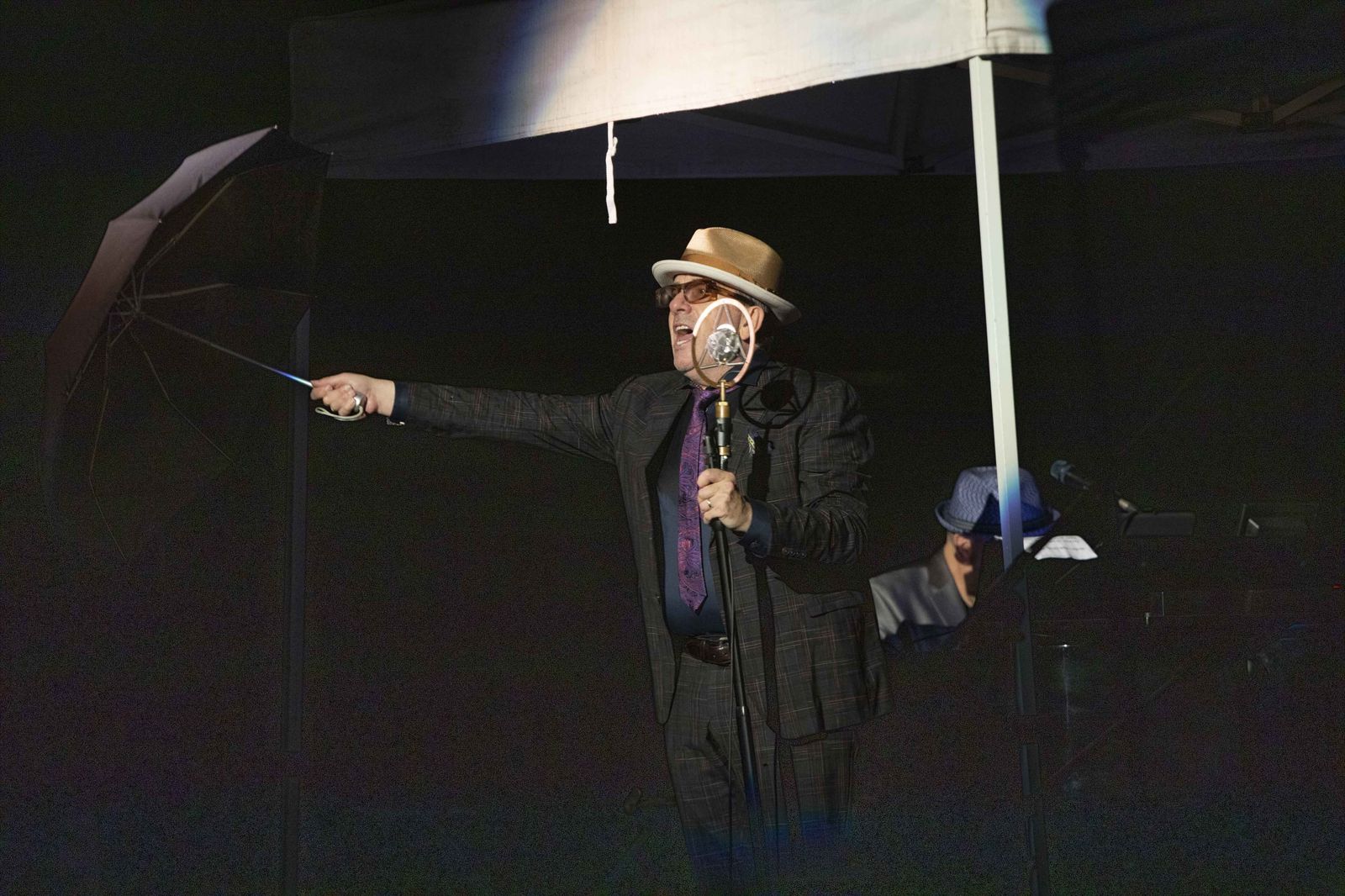 La noche aciaga de la música en Granada: cancelan el concierto de Elvis Costello por la lluvia