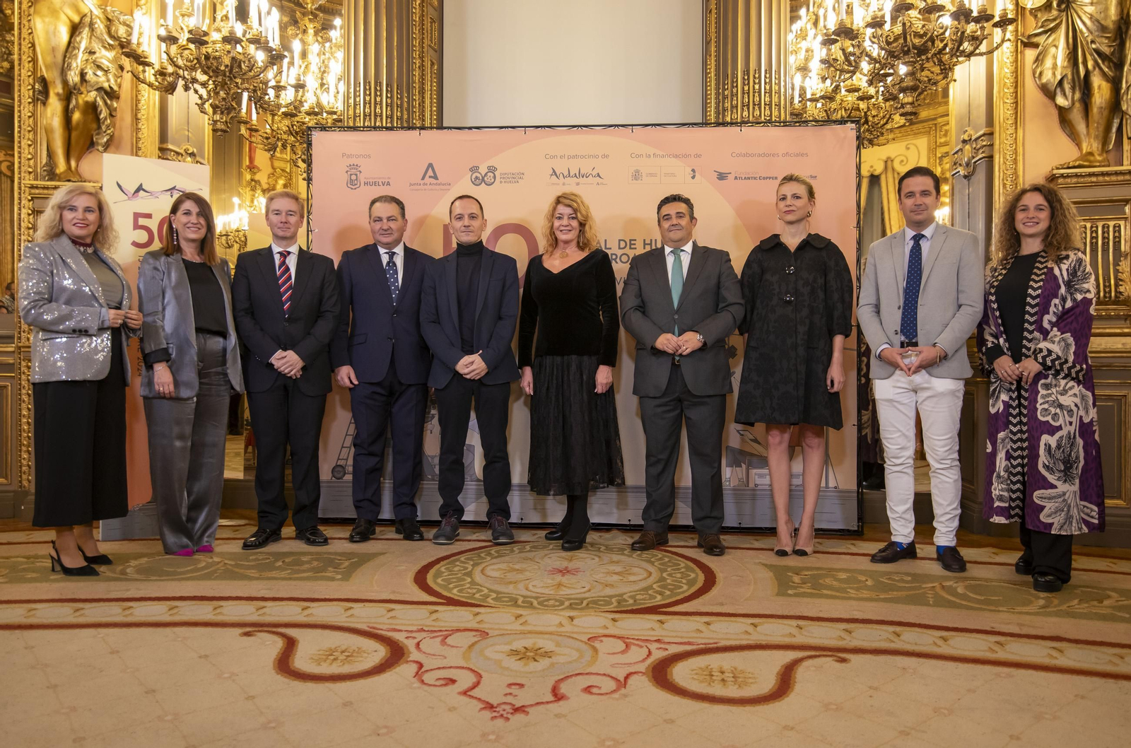 Foto de familia con el director del Festival de Cine de Huelva, Manuel H. Martín, y autoridades, este jueves en Madrid ruante la presentación del certamen.