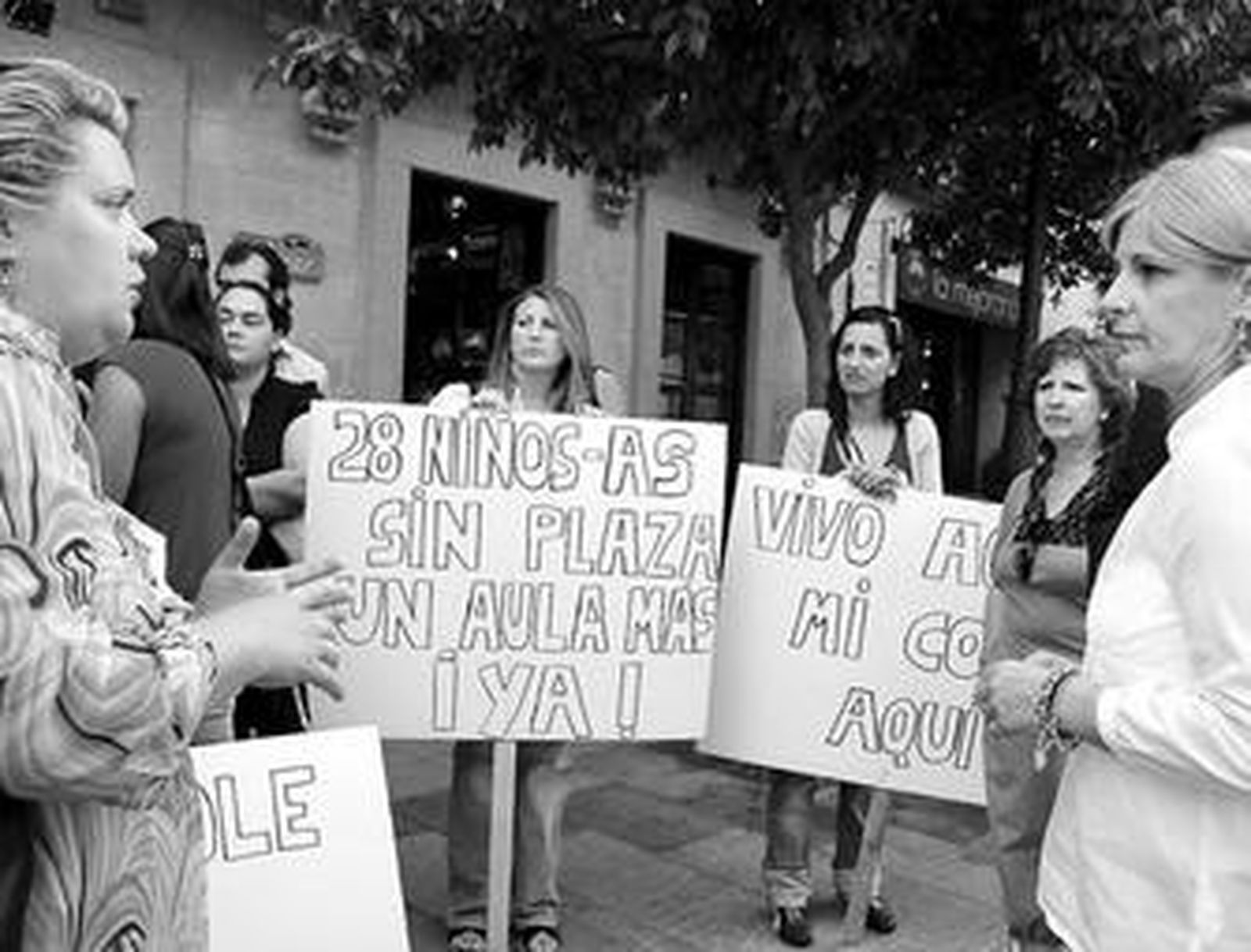 Madres del colegio Ciudad de Jerez hablando con la concejal del PP, María José García-Pelayo.