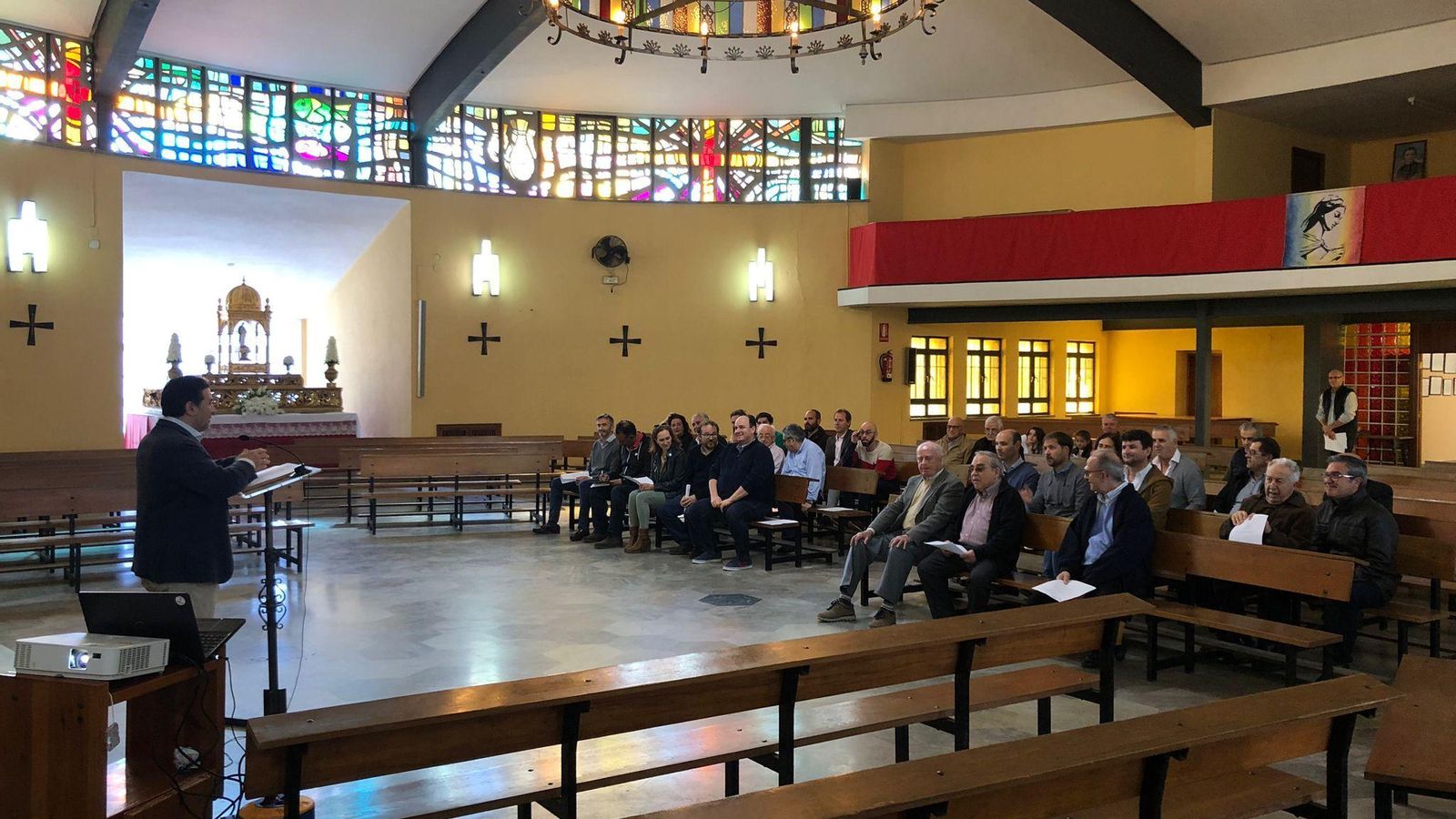 El colegio recibe a los ex alumnos en la capilla.