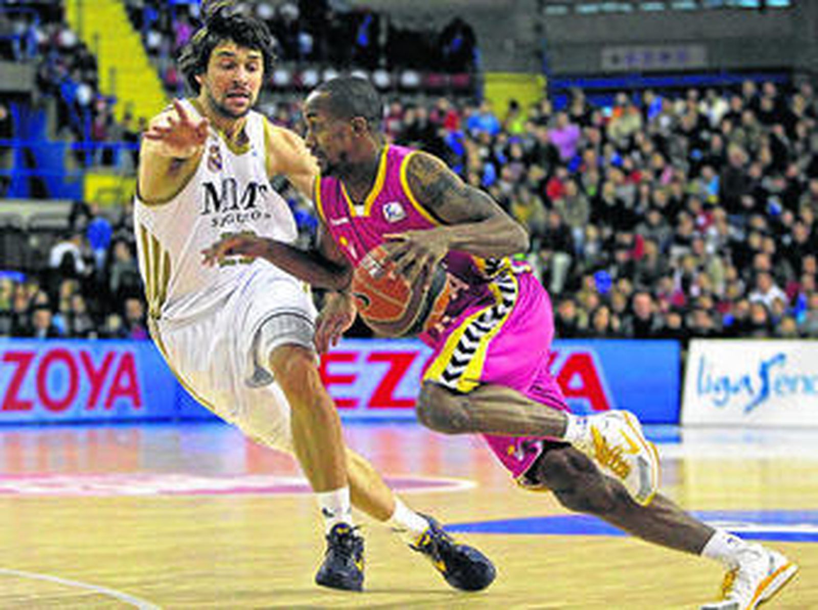 Sergio Llull intenta parar a Earl Calloway.