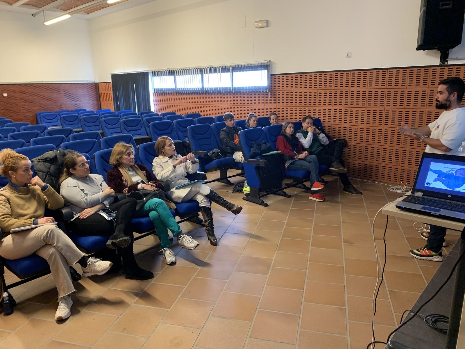 Formación al personal para los talleres a personas con autismo.