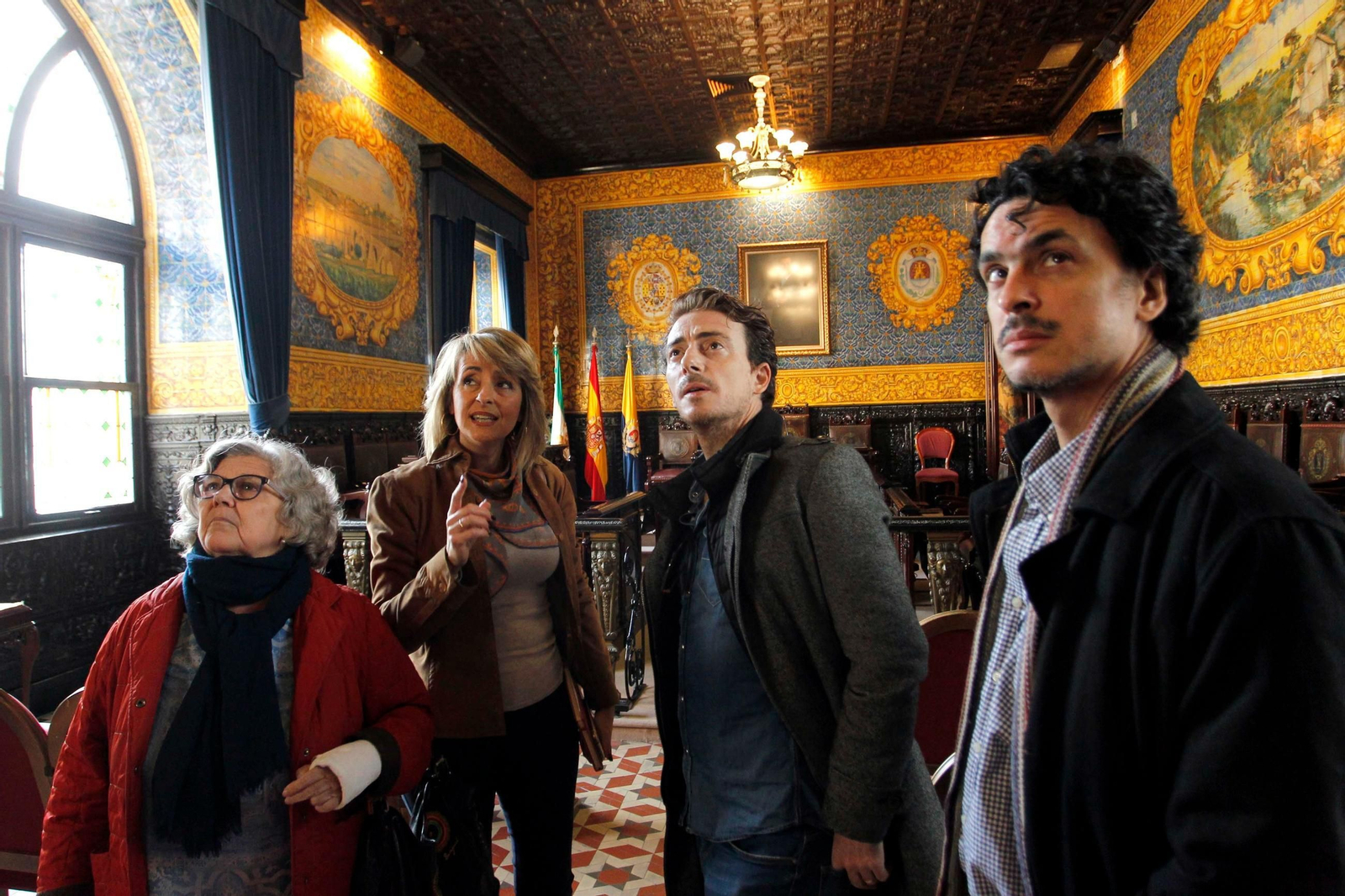 La profesora de teatro María Eugenia Ferrera, Pilar Pintor, Víctor Clavijo y Luis Felipe Blasco, en el salón de plenos de Algeciras, en noviembre de 2016.