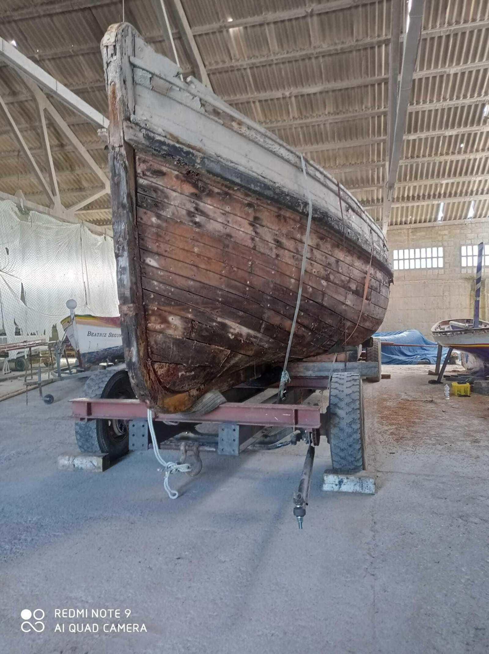 Otro de los barcos preparados para su restauración.