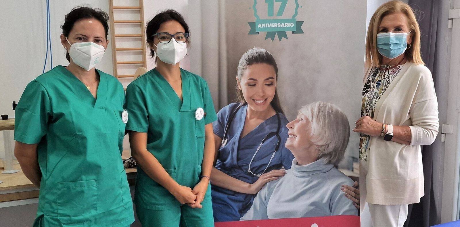 La edil Carmen Lara, junto a las responsables del centro de mayores.