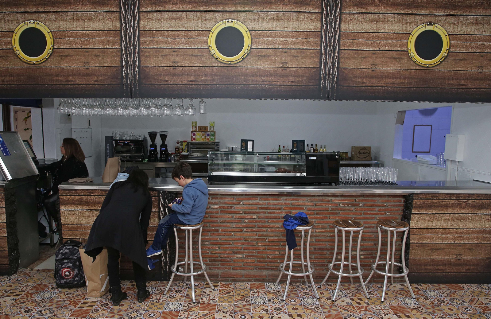 Fotos del nuevo Café Pirata en el paseo de la playa de  Getares