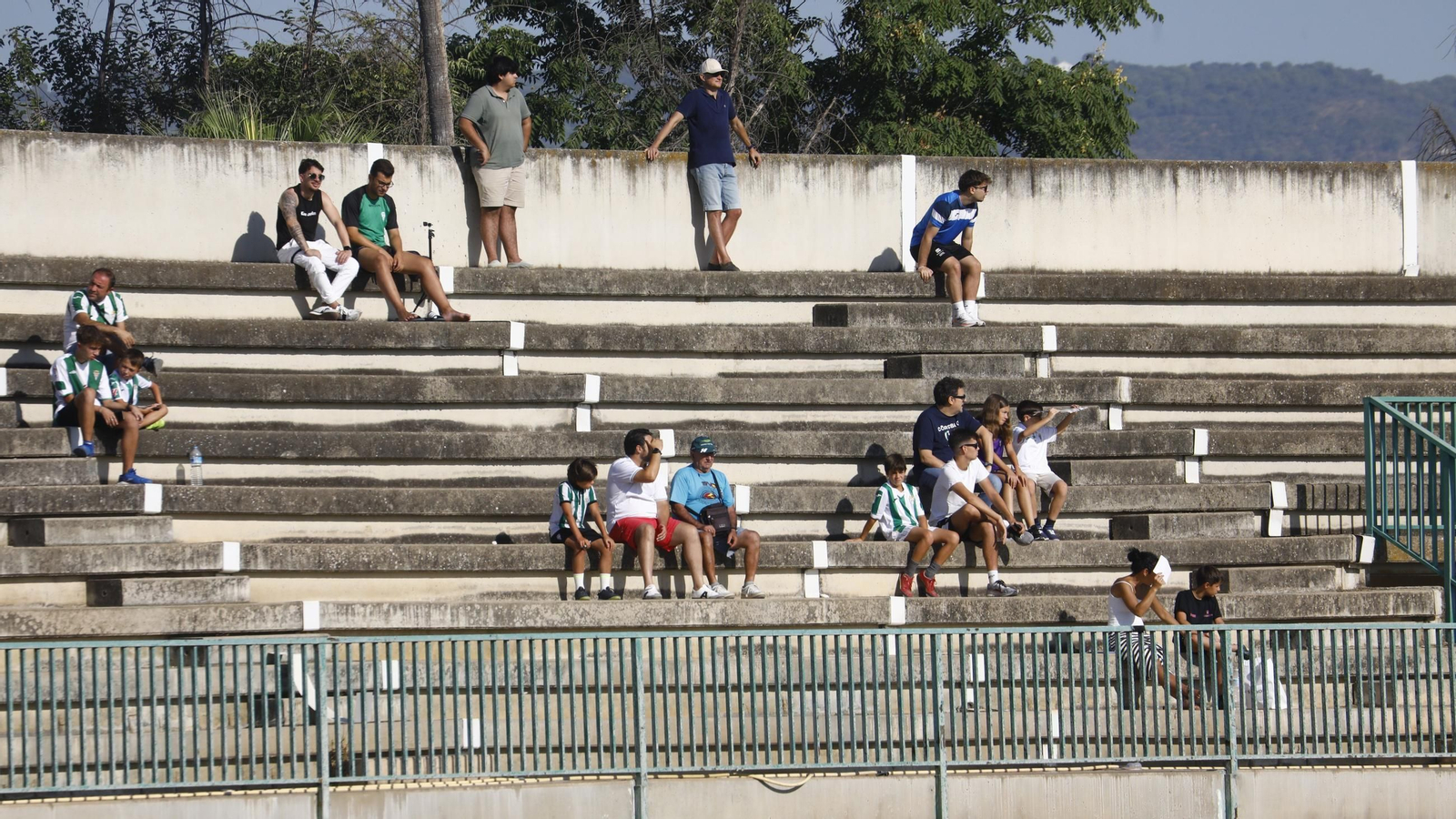 Varios aficionados, en la grada del campo grande de la Ciudad Deportiva.