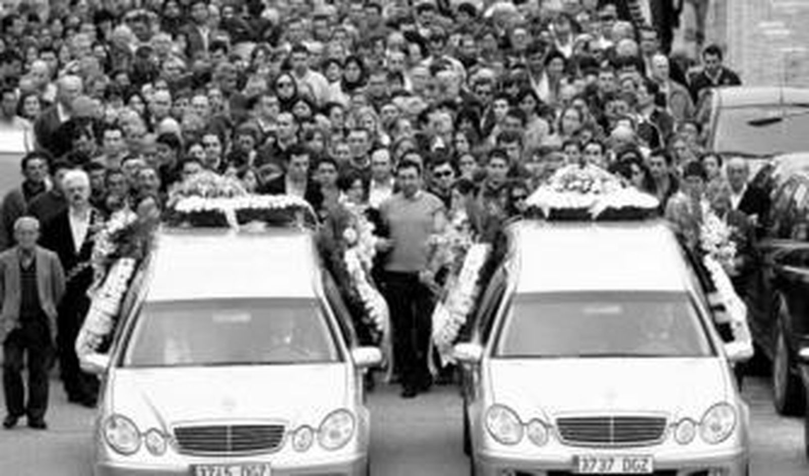 Entierro de las dos hermanas fallecidas al inhalar gas tóxico, en diciembre de 2006.