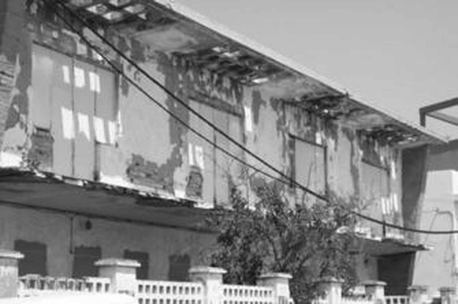 Restos del inmueble naval, a lo largo de la calle Alcalde Juan Núñez, ayer.