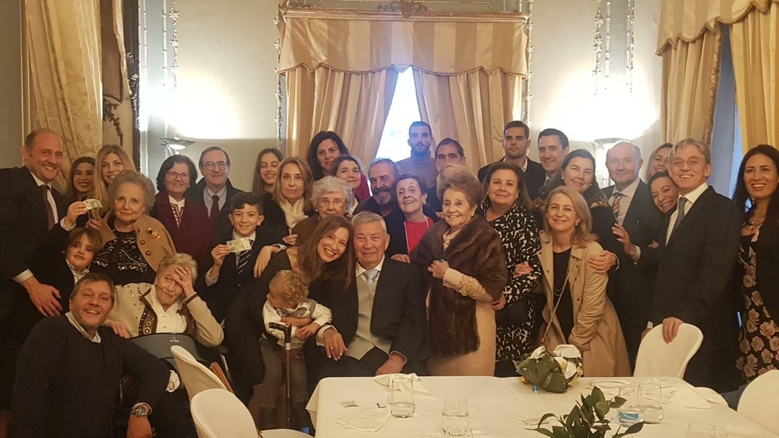 José Jiménez Mogollón y Lucía Quevedo López, rodeados de todo el grupo de familiares y amigos durante la celebración de sus bodas de oro en el Casino Gaditano.