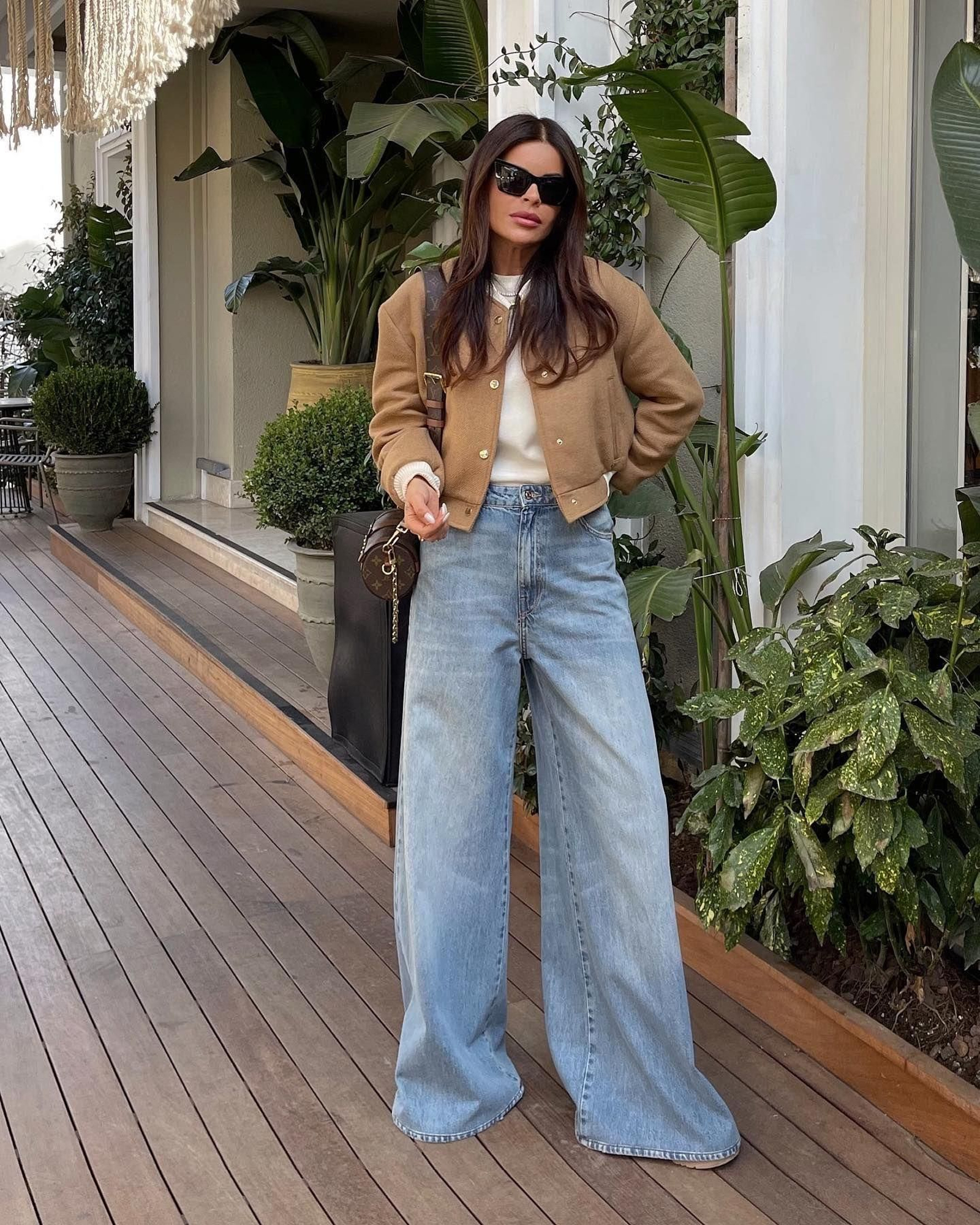 Look con vaqueros anchos.