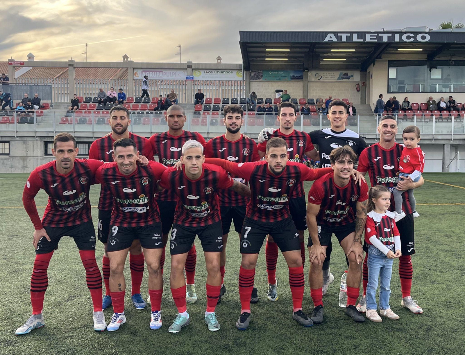 Once presentado por el conjunto almeriense con Navajas y Boluda en la foto inicial durante un partido de la presente temporada.