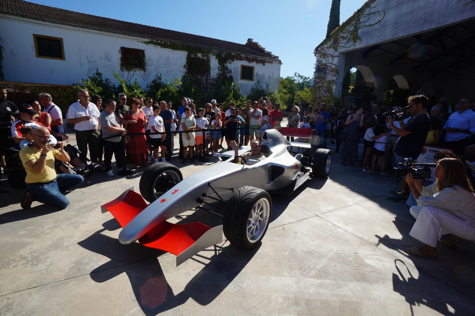 La presentación en sociedad del Fórmula 1 construido por un agricultor de Montilla, en imágenes