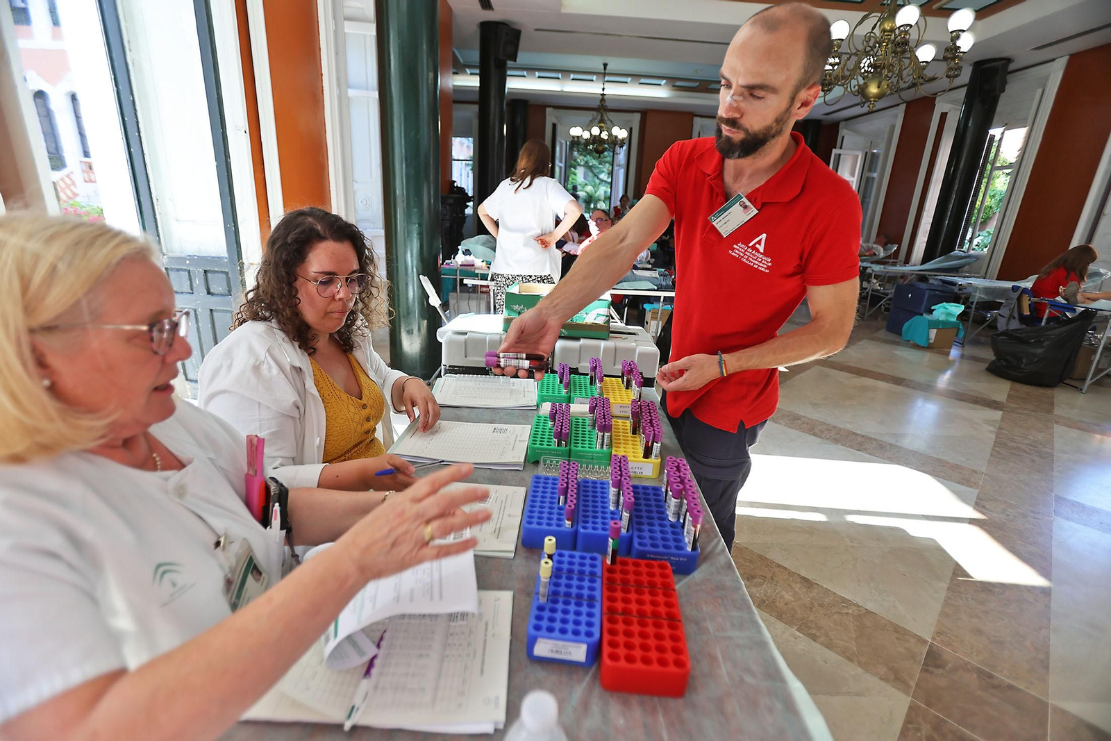 Imágenes de la macrocolecta de sangre en la Casa Colón de Huelva