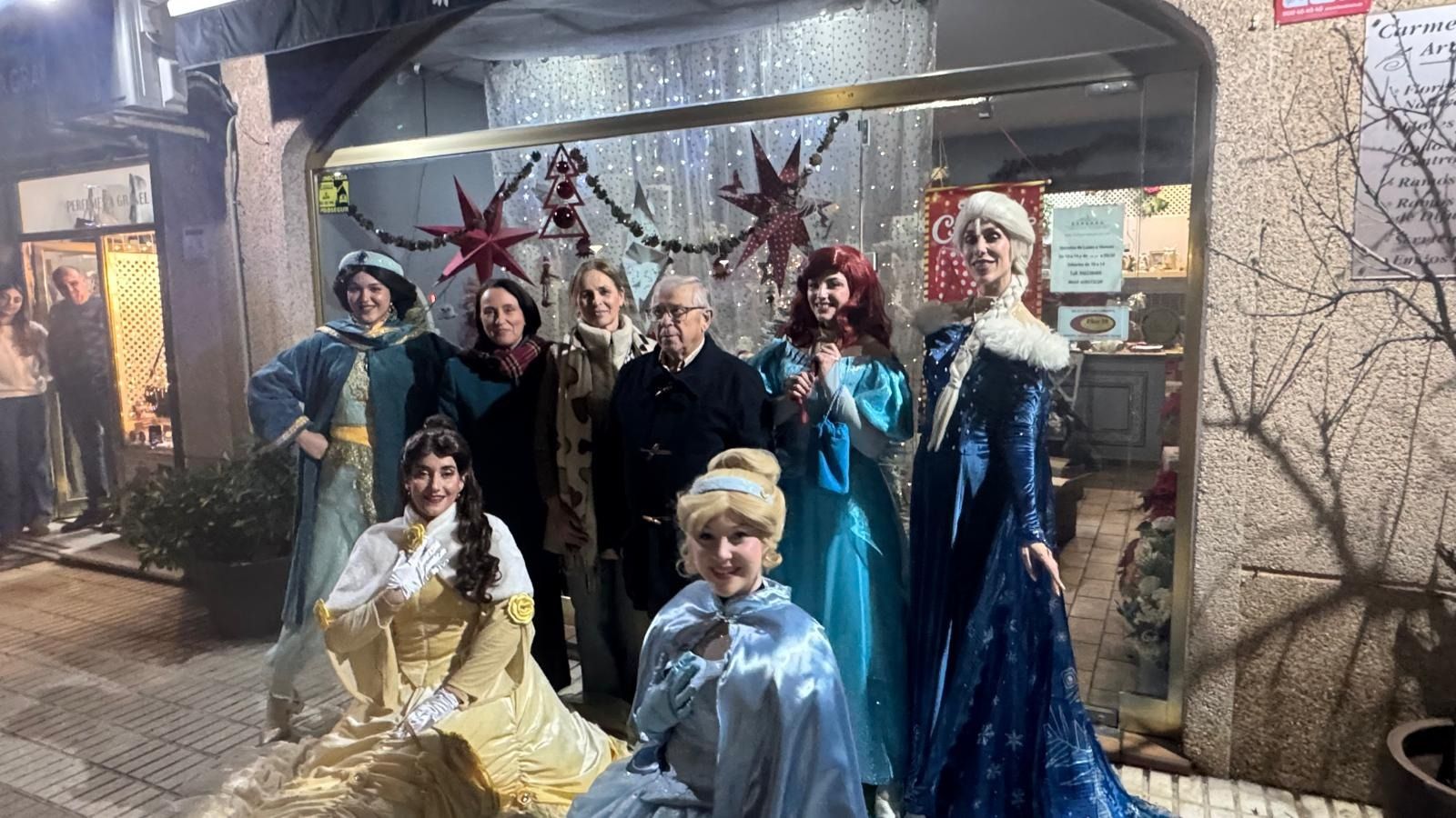 Nela García con las participantes en el desfile de 'Princesas Disney' en la barriada del Parque Atlántico