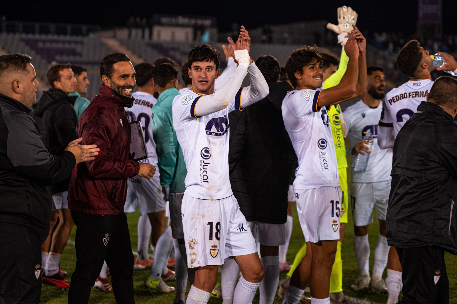 Manu López aplaude tras el encuentro del pasado domingo en el Nuevo Estadio Municipal de La Victoria.