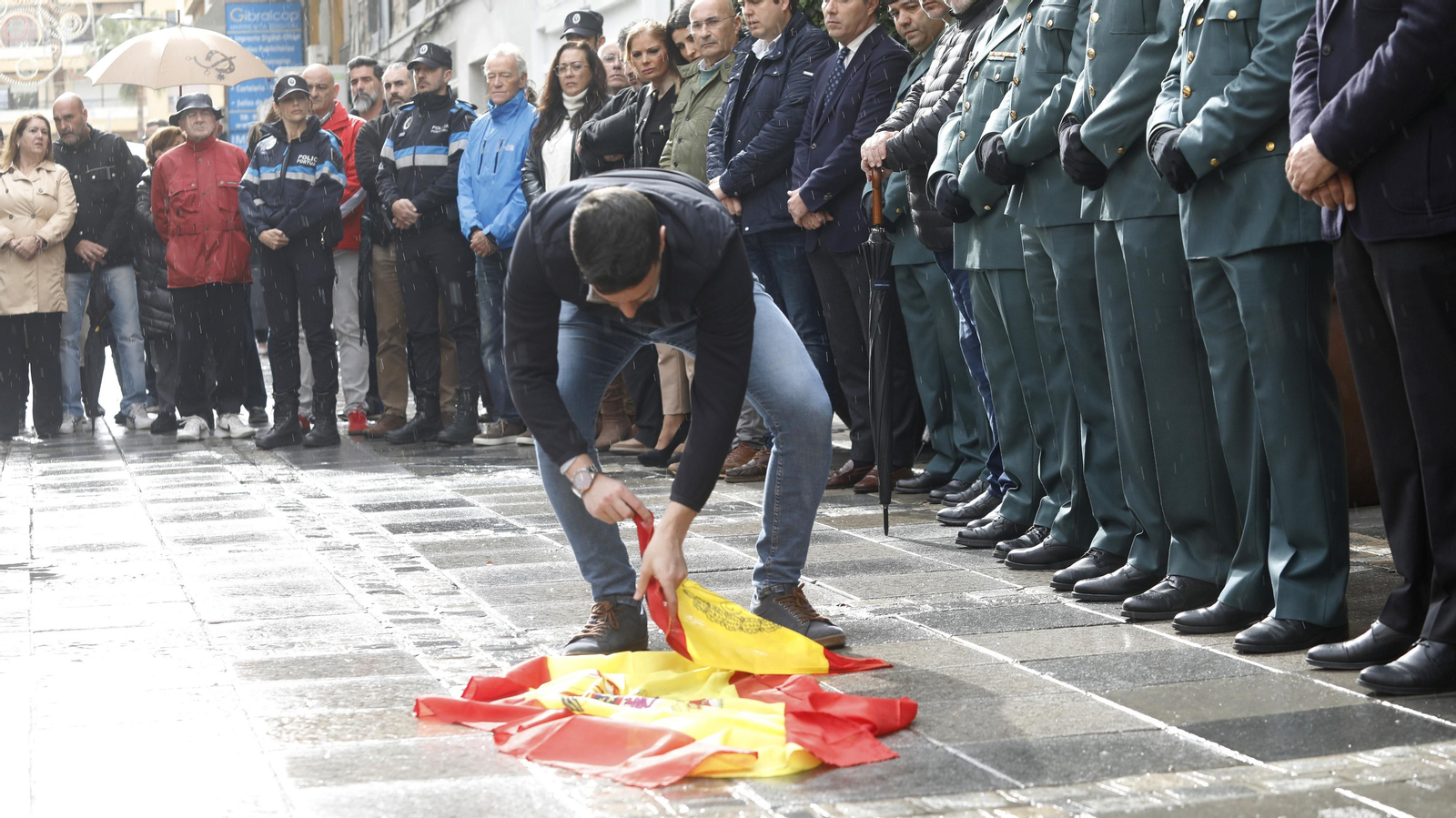 Las fotos de la concentración silenciosa por la muerte de dos guardias civiles en Barbate