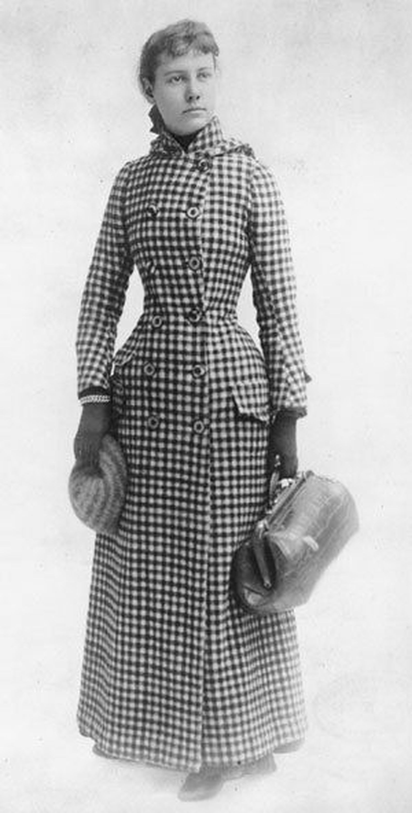 La periodista y escritora estadounidense Nellie Bly (Cochran's Mills, 1864-Nueva York, 1922), con el conjunto con el que dio la vuelta al mundo.