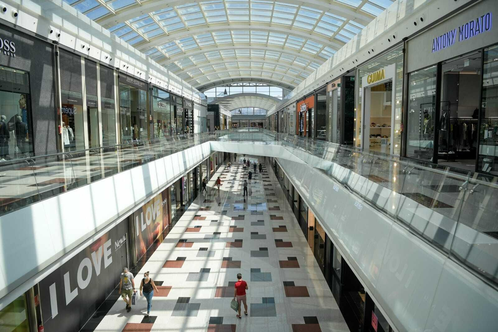 Fotos de la reapertura del centro comercial Nevada Shopping en Granada
