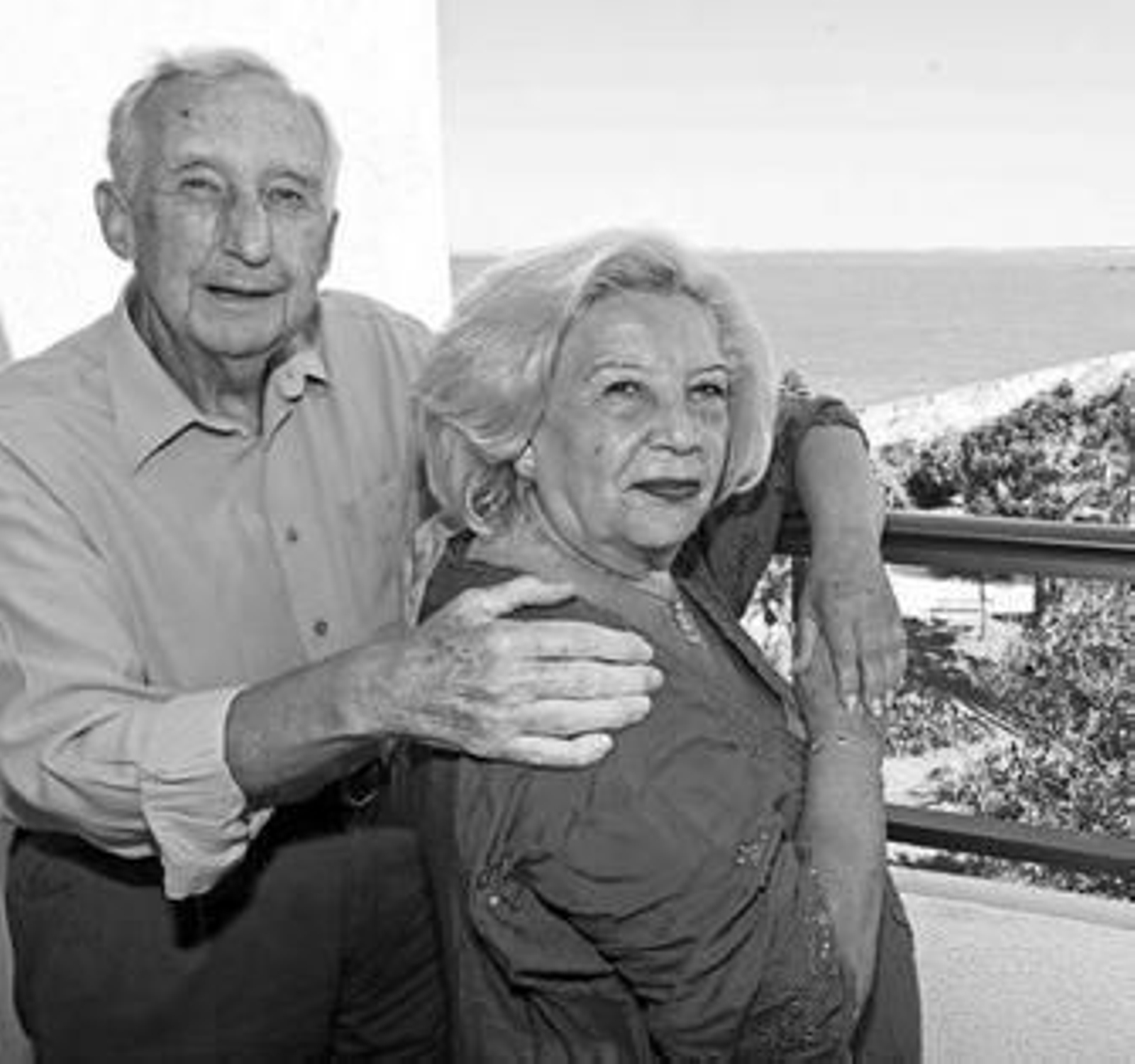 El matrimonio formado por Antonio Porras y Adela Losada, ayer en la terraza de la habitación 337 del Parador Hotel Atlántico.