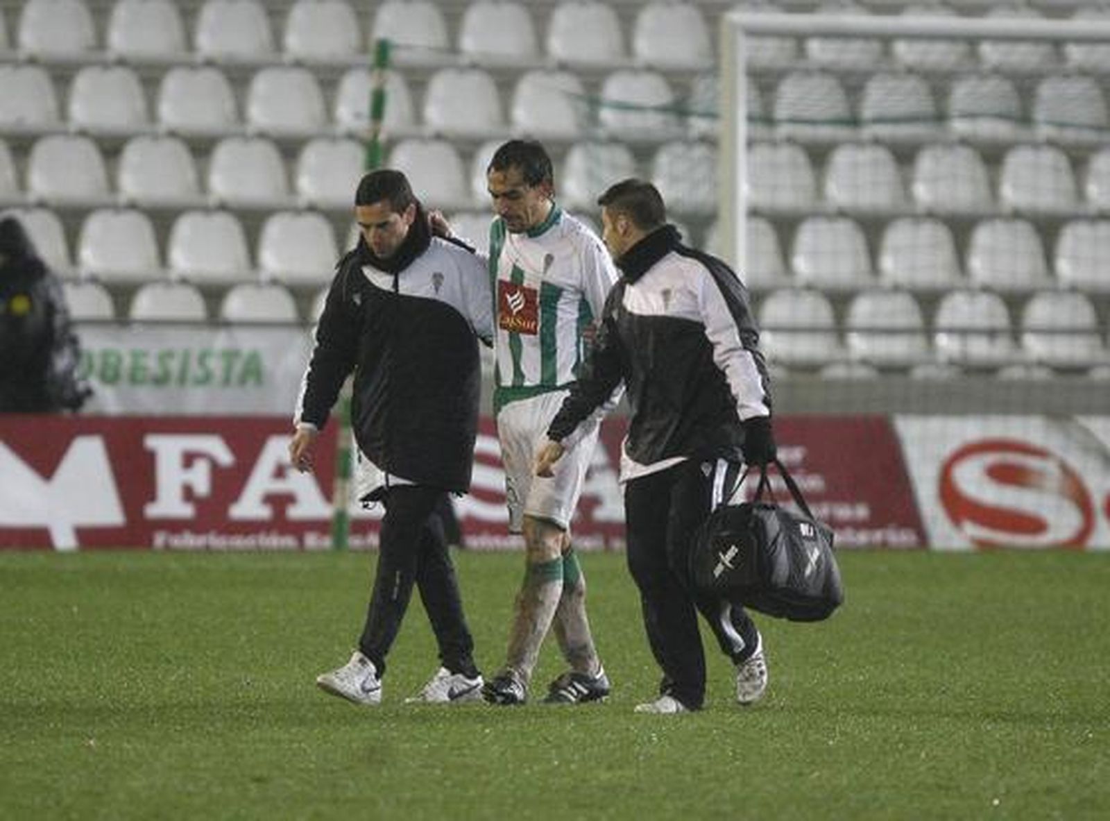 El Córdoba vence al Valladolid 1-0 bajo un diluvio en el Arcángel. / José Martínez
