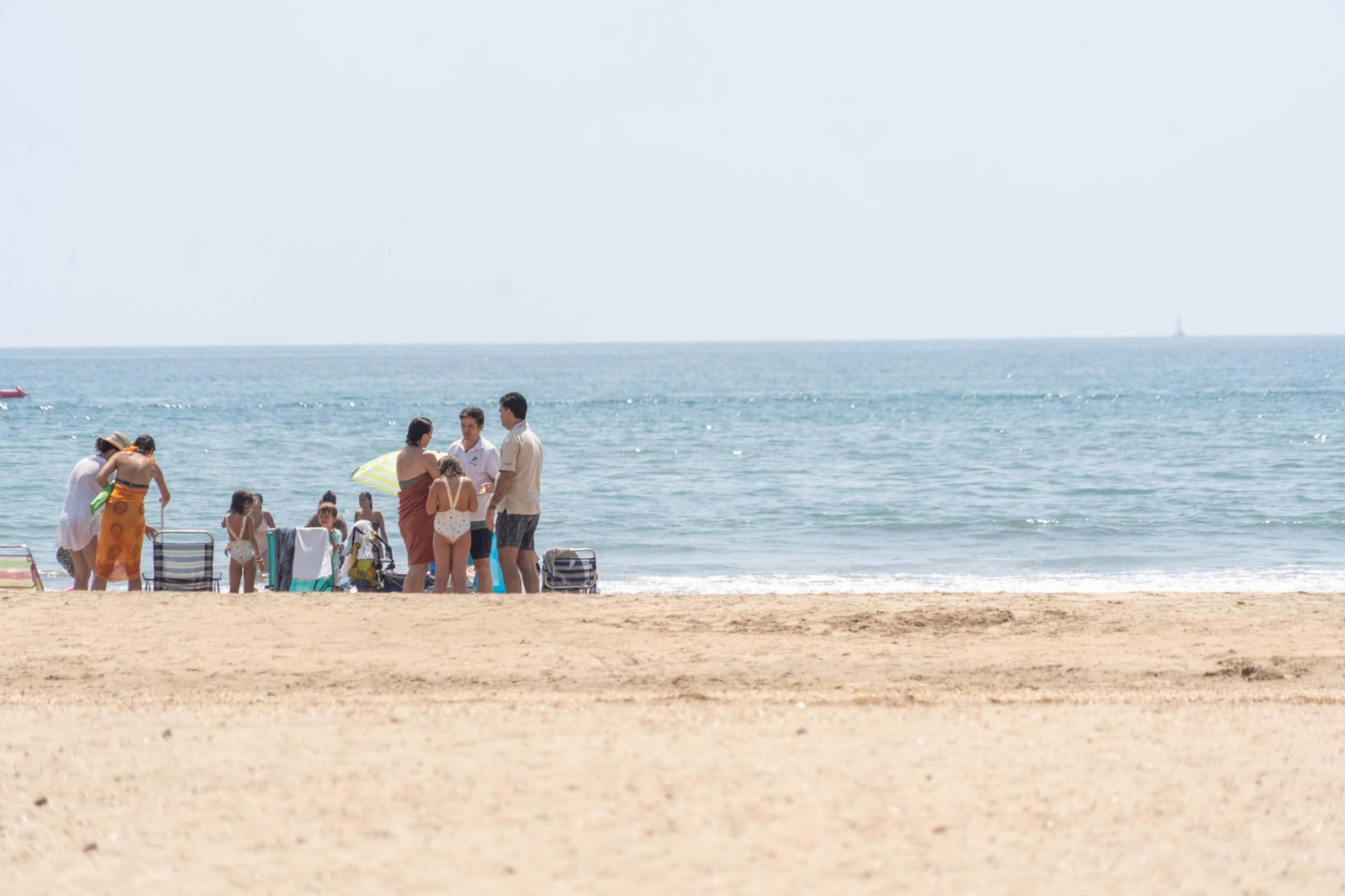 Imágenes de la mañana en las playas de Punta Umbría marcadas por la alerta roja